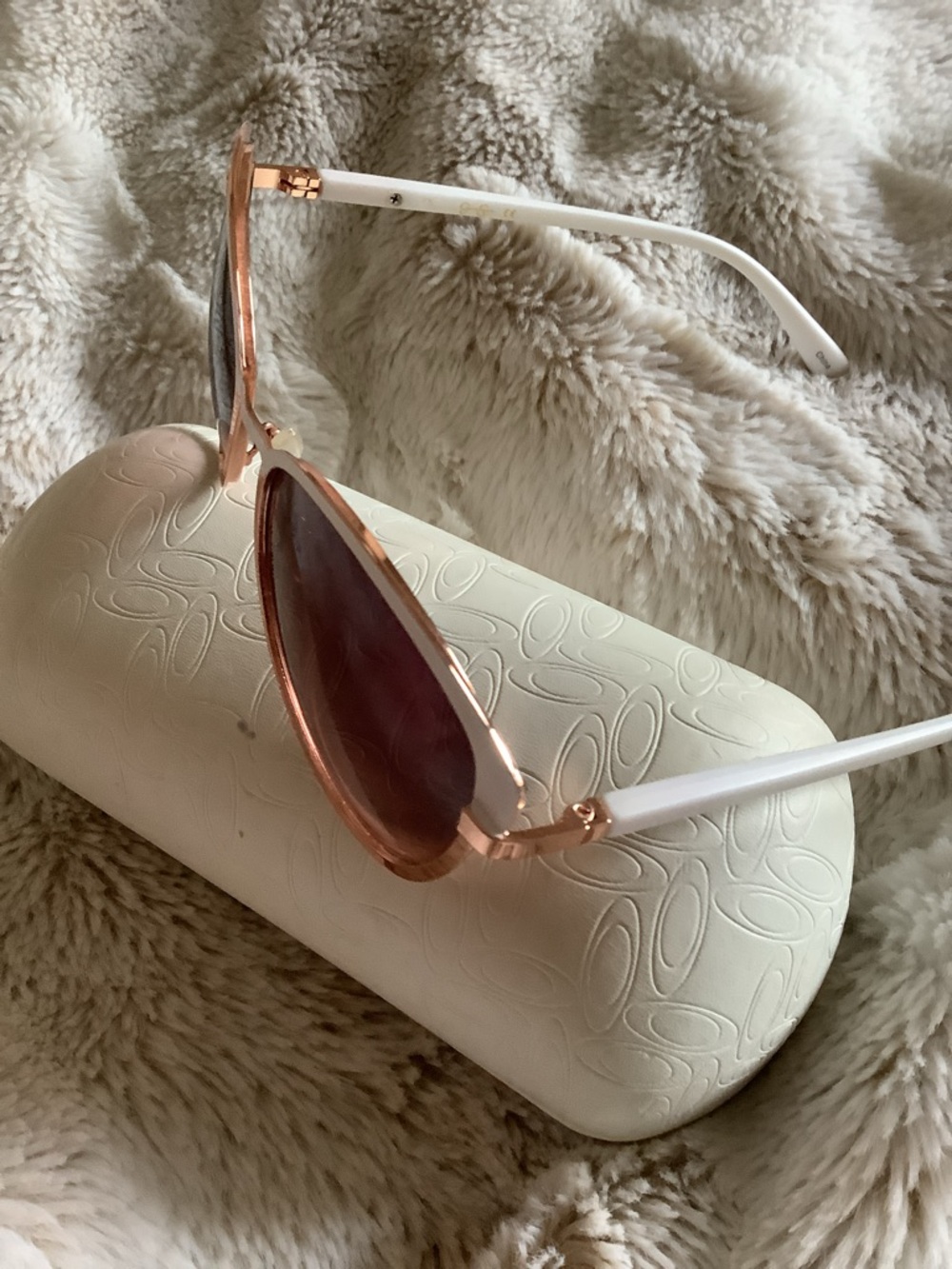 Jessica Simpson White Frame Sunglasses with Pink Lenses - Picture 6 of 6